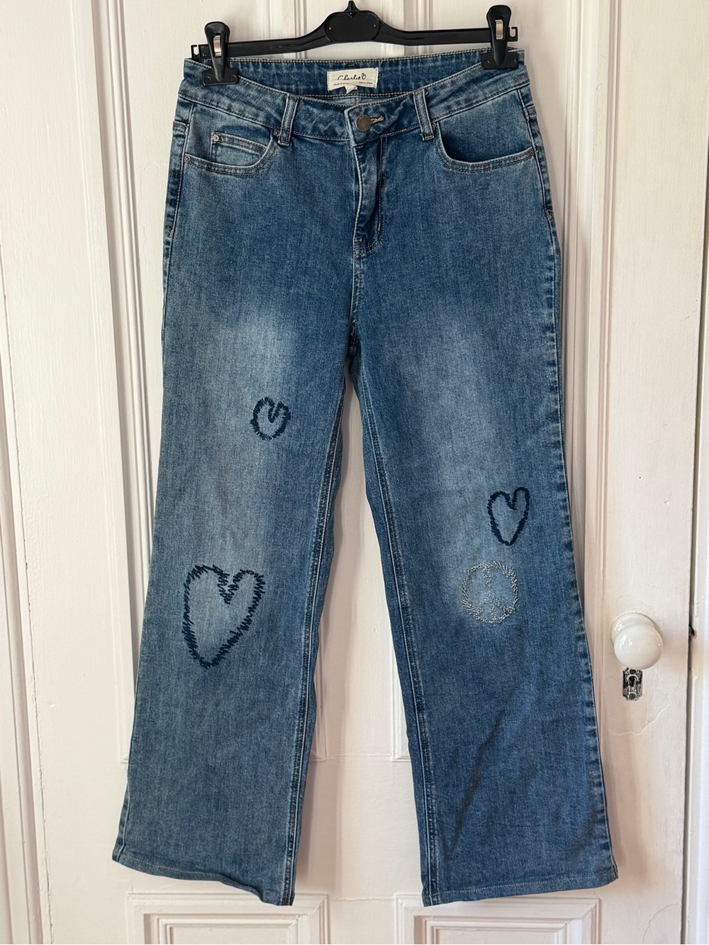 Women’s Charlie B Medium Wash Embroidered Straight Leg Jeans Size 8